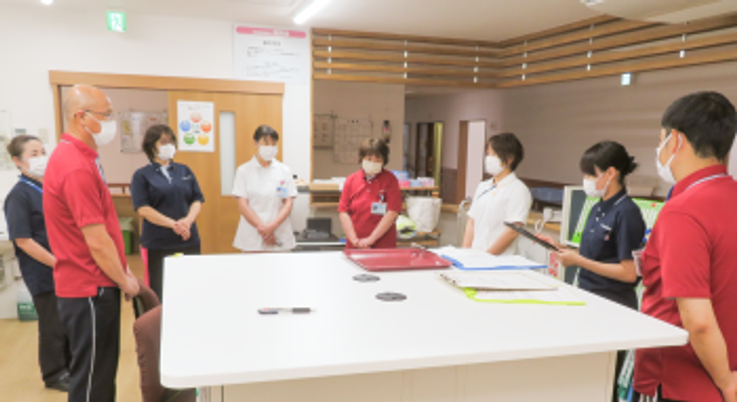 集まるスタッフの様子