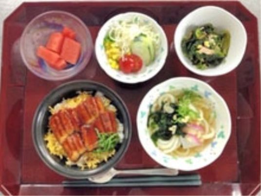 栄養満点の食事サポート風景