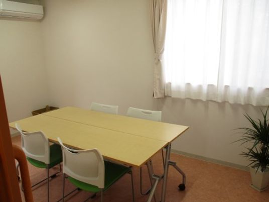 会議用のシンプルな部屋