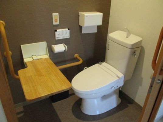手すり付き清潔なトイレ