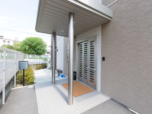 明るく開放的なエントランス