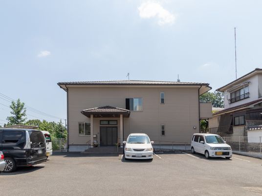 広い駐車場のある建物外観