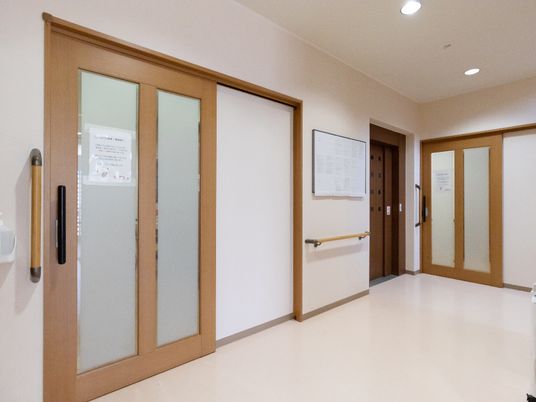 廊下の掲示物と扉