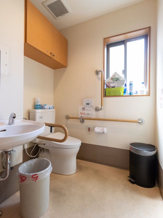 明るいトイレの一角