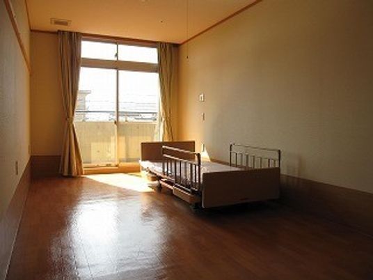 陽光満ちる居室の様子