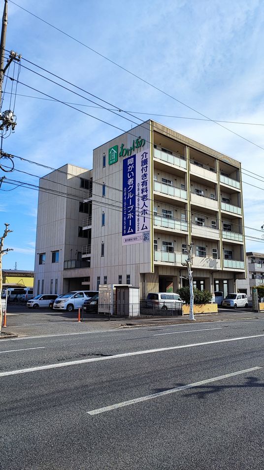 多階層の施設外観