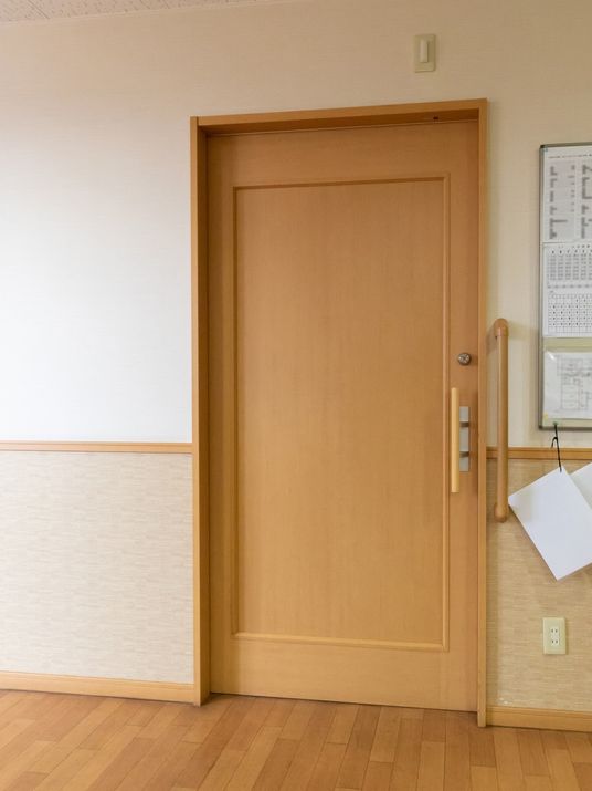 木目調のシンプルな扉