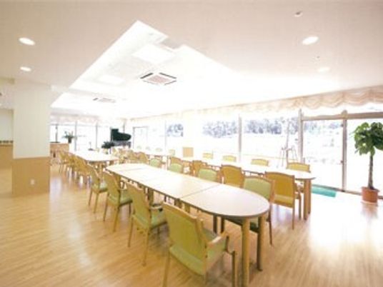 日差しの入る明るい食堂