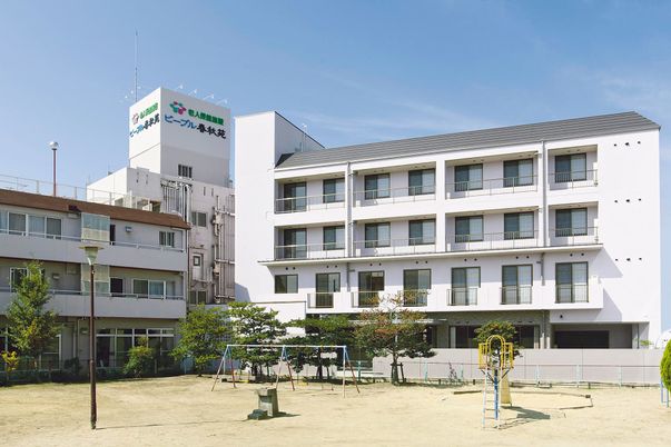 広場から見た外観