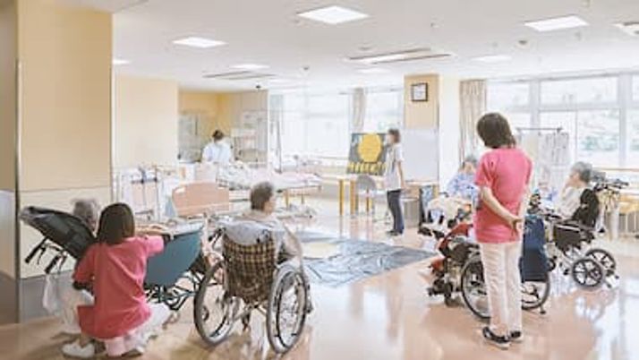 自然光が差し込むリビング