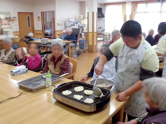 楽しく料理する様子のダイニングルーム  