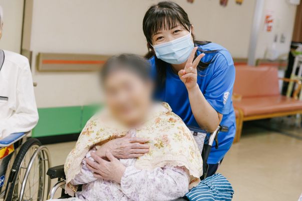 笑顔のやりとり廊下