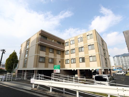 多階層の建物外観
