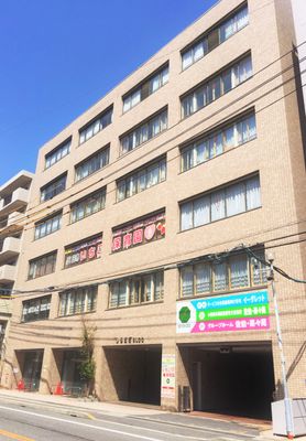 大通り沿いの建物外観