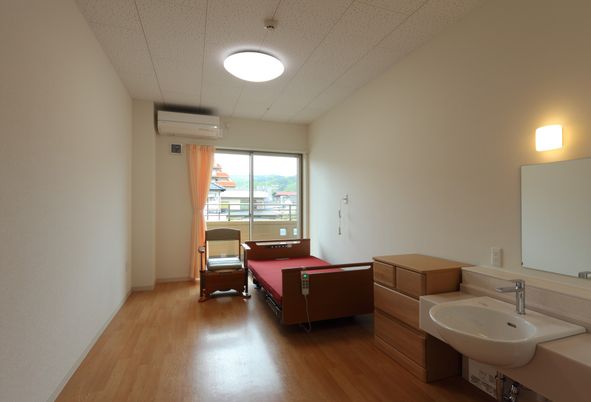 ベッドと洗面台がある居室