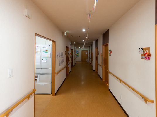 廊下の明るいイメージ