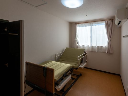 居室のベッドと窓