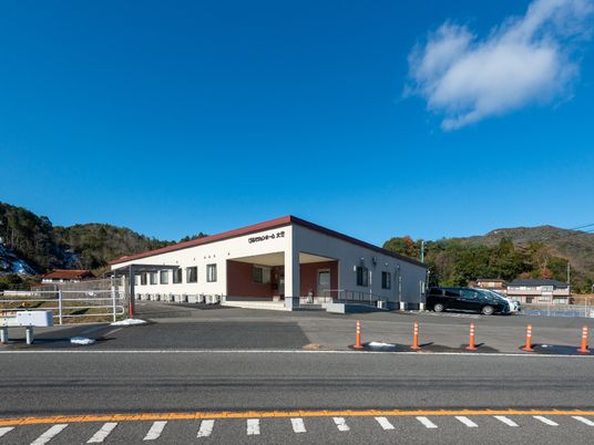 広々とした施設の外観