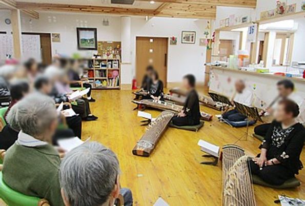 音楽演奏が行われる多目的室