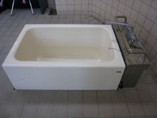 清潔な浴室の浴槽