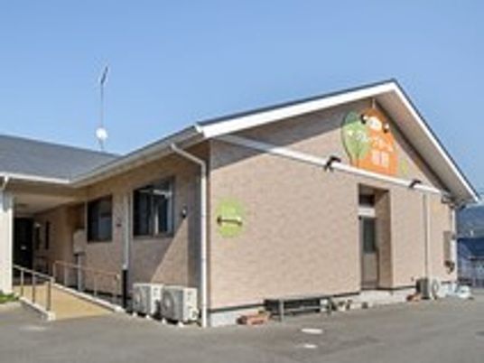 明るい外観の建物