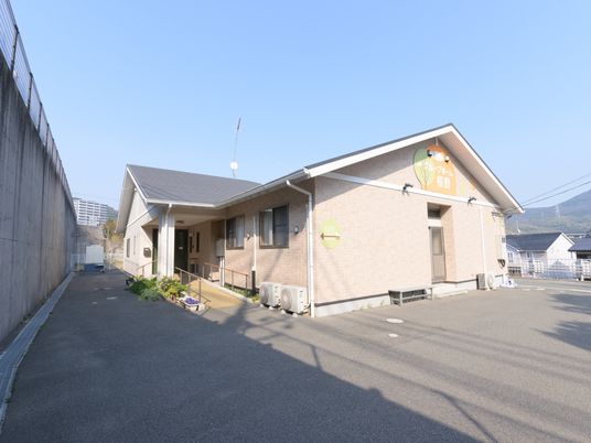 明るい外観の施設