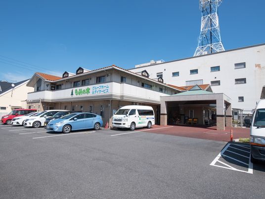 外観と駐車場の施設
