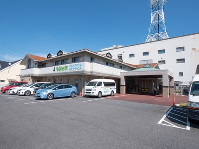 外観と駐車場の施設
