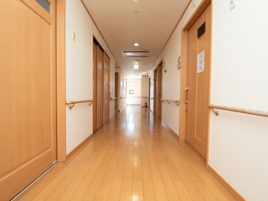 廊下の明るい通路