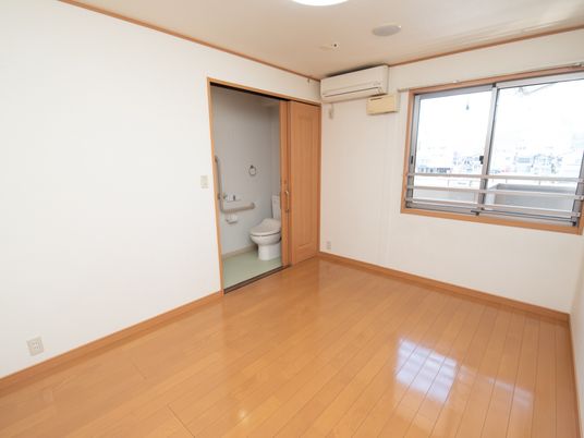 居室とトイレの明るい空間