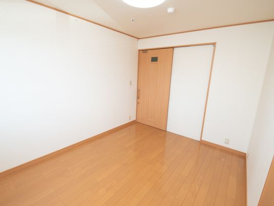 広々とした明るい居室