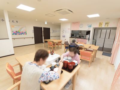 明るいダイニングの風景