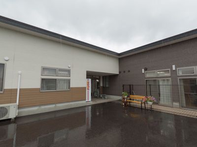 施設の入口と外観