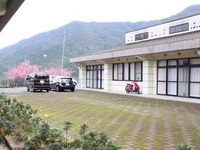 春の景色が広がる外観