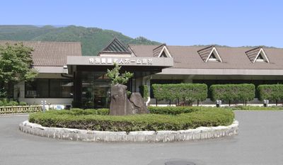 緑に囲まれた外観