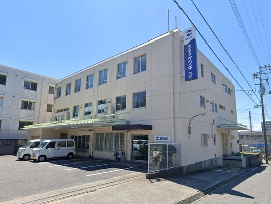 大きな建物の外観