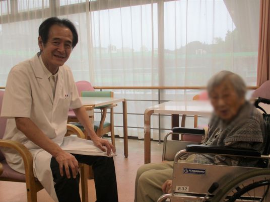 窓際での対話場面