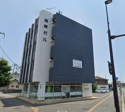 大きな建物の外観