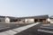 青空と広い駐車場の建物