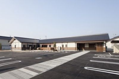 青空と広い駐車場の建物