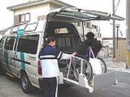 送迎車の乗降シーン