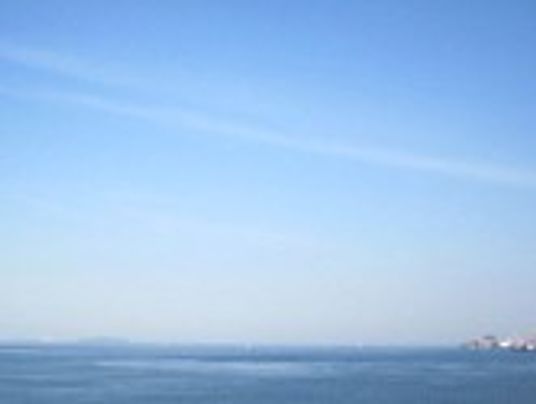 透き通る海