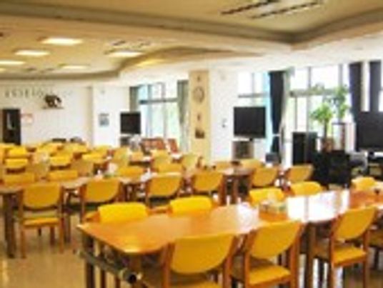 自然光が差し込む広い食堂
