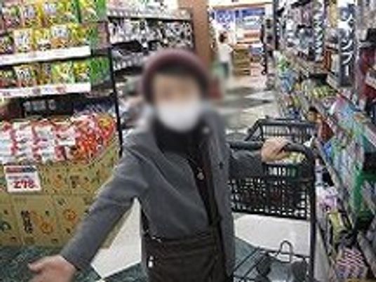 買い物を楽しむ様子  