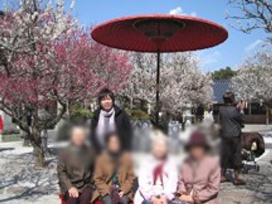 美しい梅の木と人々の集まりの庭