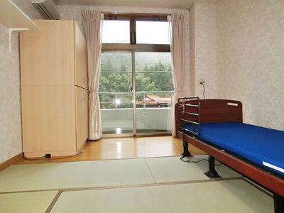 居室の窓とベッド