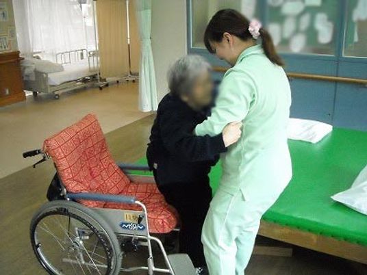 職員が入居者をケアする光景