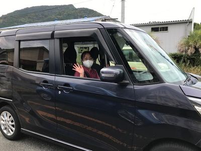 車に乗るスタッフの様子