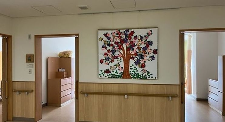 作品が飾られた廊下