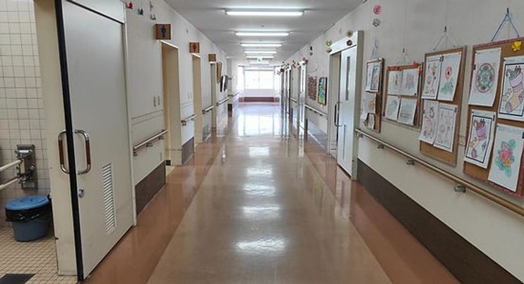 作品が並ぶ廊下